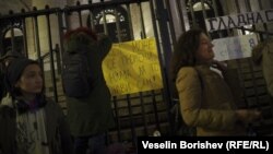 „Светът може да се промени, но няма да го направи сам“, гласи един от плакатите на демонстрацията.