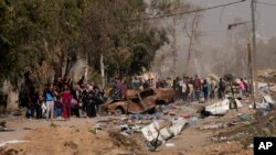 Palestinienii fug în sudul Fâșiei Gaza, după bombardamentele israeliene de pe 18 noiembrie 2023.