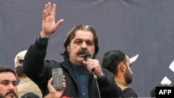 ګنډه پور په پېښور کې یوې غونډې ته وینا کوي - پخوانی انځور. 