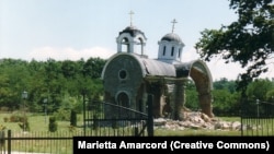 Снимка от 1999 г. на разрушената църква "Света Троица" в Петрич, Косово
