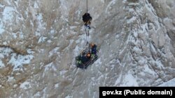 Работы на месте, где провалился автобус с людьми. Майкаин, Павлодарская область, 8 января 2024 года
