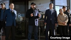 Президент Садыр Жапаров “Дордой” базарында соодагерлер менен жолугушууда. 5-декабрь, 2023-жыл.