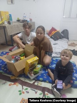 După ce a fost evacuată din Așkelon, cei trei copii ai Tetianei Koșeva locuiesc acum cu ea într-un apartament liber lângă Tel Aviv.
