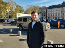 Grațian Mihăilescu, în parcarea dintre Ateneul Român și Palatul Regal, explicând ce ar fi în locul ei, dacă Bucureștiul ar fi cu adevărat un smart city.