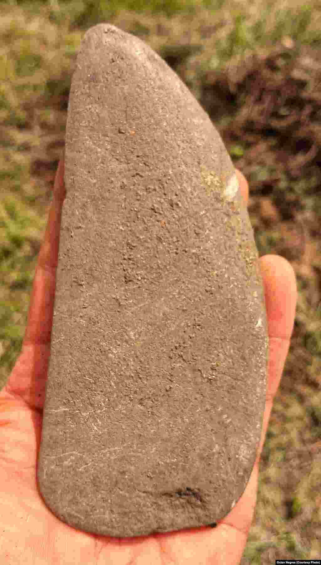 Krummesser sau cuțit din piatră șlefuită provenit din epoca bronzului, descoperit lângă Urlați, la Șoimești, Dealul Merez, în august 2024. 