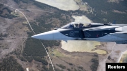 Изтребител Gripen на шведските военновъздушни сили прелита над остров Готланд в Балтийско море.
