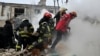 Salvatorii ucraineni după un bombardament rusesc. 
