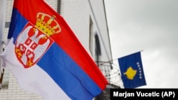 Zastave Kosova i Srbije - dve zemlje uključene u dijalog uz posredovanje Evropske unije, više od jedne decenije, 22. decembra 2023.