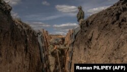 Українські військові готують окопну систему на Донеччині, 4 квітня 2024 року
