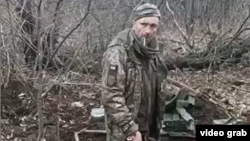 Атып өлтүрүлгөн аскер. Сүрөт видеодон алынды.