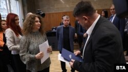 Атанас Зафиров от БСП и Тошко Йорданов от "Има такъв народ" при внасянето на вота на недоверие срещу правителството