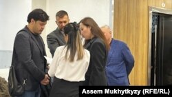 Нукенованын жакындары менен жабырлануучу тараптын адвокаттары сот залында. 11-март, 2024-жыл. Астана.