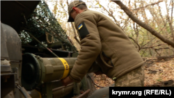 Бійці роти керованих протитанкових ракет 65-ї ОМБр ЗСУ готують до бою ракету, фото ілюстративне 