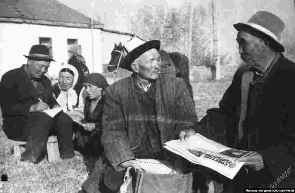 Жумгал районунун Кызарт айылынын гезит окуп отурган тургундары. 1972-жыл. 