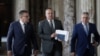 Legea pensiilor speciale propusă de guvern este în impas, spun surse politice pentru Europa Liberă. De la stânga la dreapta, ministrul Muncii, Marius Budăi, premierul Nicolae Ciucă și ministrul de Interne Lucian Bode. 