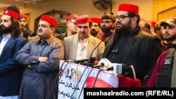 اېمل ولي خان په سوات کې د ګوند پلویانو غونډې ته وینا کوي - پخوانی انځور. 
