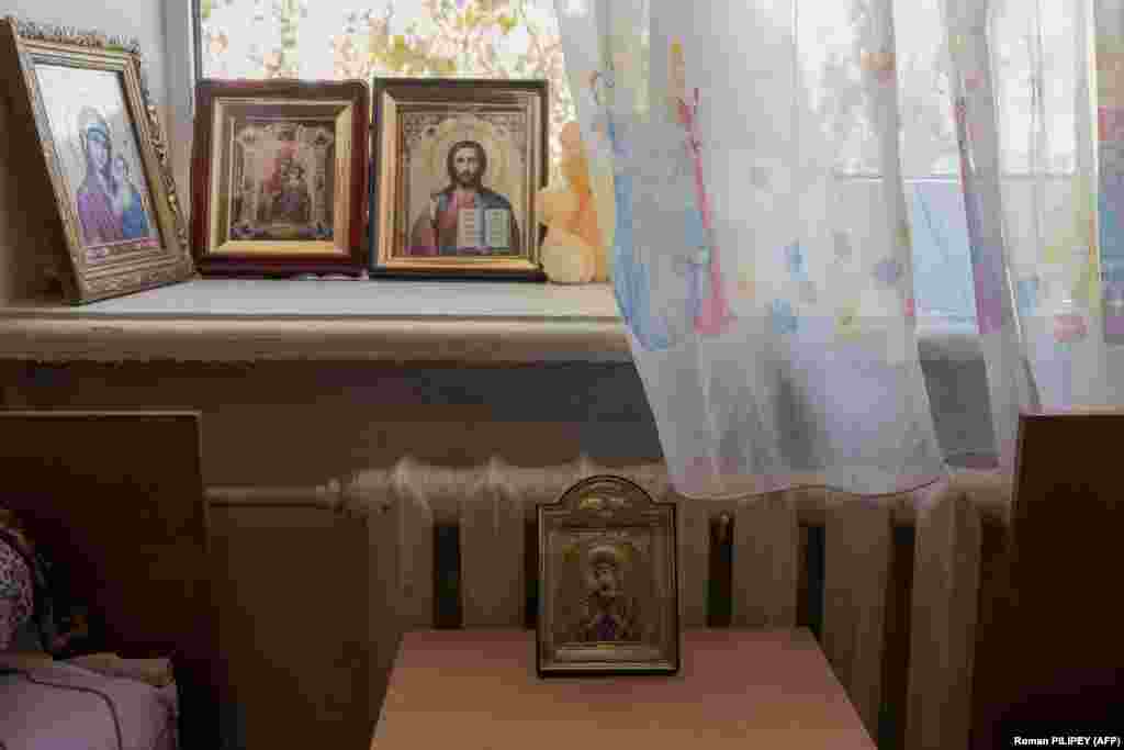 Ікони родини прикрашають кімнату, де вони живуть у центрі прийому біженців. Поки одні родини тікають з Херсону, інші вирішили залишитися 