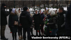 Күйөөлөрү согушка жөнөтүлгөн аялдардын нааразылык акциясы. 