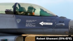 Румънски пилот на изтребител F-16 по време на церемонията по откриването на Европейския център за обучение на летци във военновъздушна база в Югоизточна Румъния.
