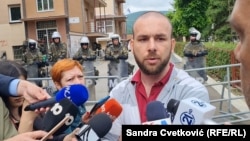 Na fotografiji: Mladen Perović, vlasnik kafića u Zvečanu na Kosovu daje izjave medijima 31. maja 2023. povodom pretnji koje je dobio zbog toga što je 29. maja u svom kafiću ugostio novinare albanske nacionalnosti tokom nereda u toj opštini. 