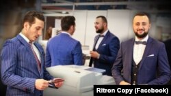 Сопственикот на „Ритрон копи“ Артан Ајрули (лево) и Перпарим Бајрами (десно)