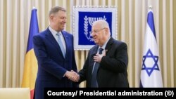 Klaus Iohannis dând mâna cu omologul său israelian, Reuven Rivlin