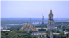 Киево-Печерската лавра на фона на река Днепър и украинската столица Киев.