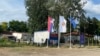 Nakon što izbeglice i migranti stignu u Suboticu, neretko pomoć potraže od lokalnih taksista kako bi stigli do Prihvatnog centra, Horgoša ili do šuma koje se nalaze u okolini u kojima borave i krijumčari migranata. (na fotografiji: Prihvatni centar u Subotici, 8. jul 2022.)