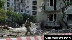 Российский военный в разрушенном Северодонецке. 12 июля 2022 года
