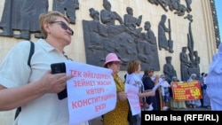Участницы разрешенной властями акции за снижение пенсионного возраста для женщин до 58 лет. Шымкент, 29 августа 2022 года