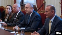 Премиерът Гълъб Донев, президентът Румен Радев и министърът на енергетиката Росен Христов.