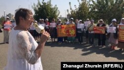Активистка движения за снижение пенсионного возраста женщин Ольга Смирнова (с микрофоном в руках) на митинге в Актобе. 29 августа 2022 года