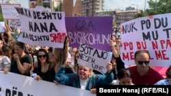 Stotine građana okupilo se u Prištini da izraze revolt protiv seksualnog nasilja. Razlog je silovanje 11-godišnje djevojčice, 31. august 2022.