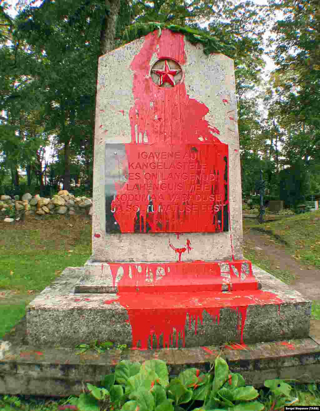 Пам'ятник радянським військам у північно-західному місті Ліхула, який у 2007 році облили фарбою. Російський уряд різко розкритикував рішення демонтувати ці пам'ятники. Під деякими з них поховані радянські солдати, які загинули в боях із німецькими нацистами