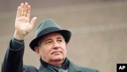 Gorbačov, koji je preuzeo vlast 1985. godine, najpoznatiji je po otvaranju SSSR-a i zbližavanju sa Zapadom, ali nije bio u stanju da spreči kolaps svoje zemlje 1991. goine.