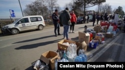 Pachetele i-au așteptat și ieri pe cei ce treceau prin vama Siret. Românii idn întreaga țară s-au arătat dornici să îi găzduiască pe cei ce au nevoie.