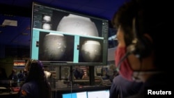 Echipa NASA care urmărește imaginile video transmise de rover de pe Marte