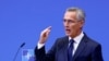 Secretarul general al NATO, Jens Stoltenberg, transmite că se așteaptă ca miniștrii de Externe ai NATO, reuniți săptămâna viitoare la București, să ia în calcul sporirea de ajutor-non-letal dat Ucrainei. Stoltenberg reamintește că NATO nu consideră China drept un adversar. 