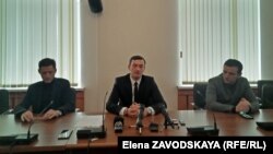Слева направо: депутаты парламента Гиви Кварчия, Валерий Агрба и Гарри Кокая 