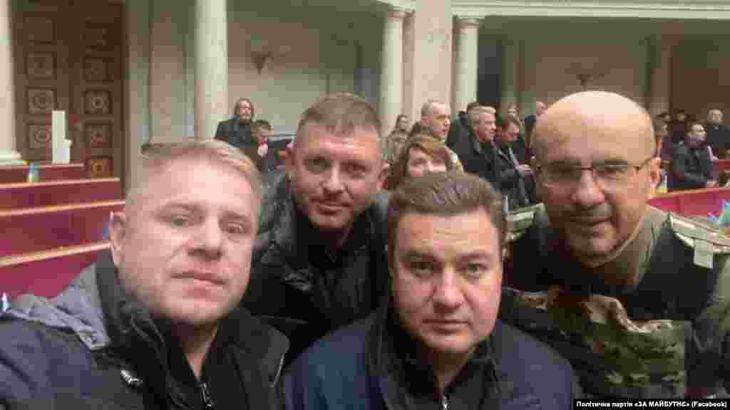 На фото – члени депутатської групи «Партія «За майбутнє». Окрім того, народні депутати Верховної Ради України проголосували за зміни до оподаткування і подання фінансових звітів під час воєнного стану та дозволили цивільним особам брати участь у захисті України. 