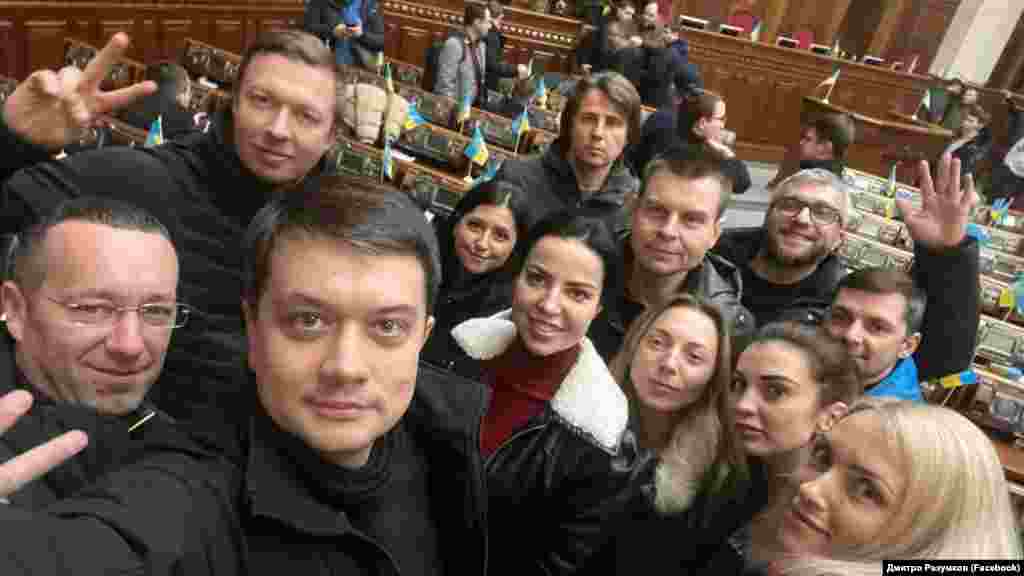 На фото – представники міжфракційного об'єднання «Розумна політика» разом з очільником ексспікером Верховної Ради Дмитром Разумковим. Засідання Верховної Ради розпочали з виконання державного гімну. Дехто з депутатів написав про те, що сьогодні він для них «лунав по-особливому».