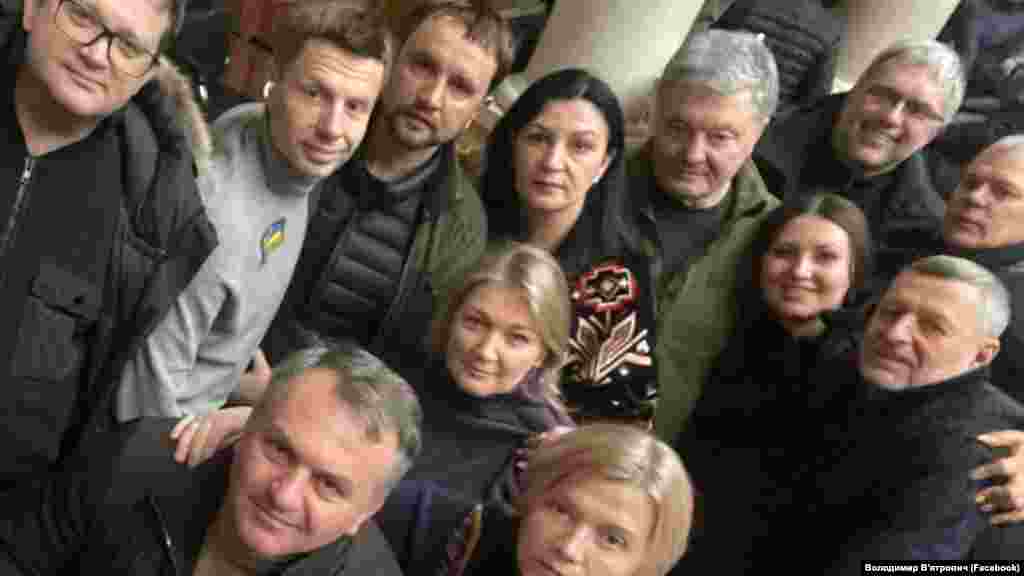 На фото – члени фракції «Європейська солідарність» зі своїм очільником – п'ятим президентом України Петром Порошенком. «Цей день – один з кращих в історії цього скликання Верховної Ради. Сильно, швидко, монолітно на зміцнення обороноздатності України», – зазначив член «Європейської солідарності» Володимир В'ятрович. 