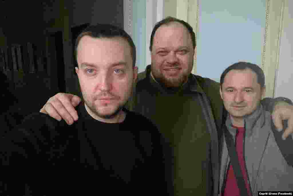 На фото – «слуги народу» Сергій Штепа (ліворуч) та Максим Дирдін (праворуч), а також спікер парламенту Руслан Стефанчук. У засіданні Верховної Ради 3 березня, згідно з результатами голосувань, взяло участь 308 парламентарів. Серед них були представники абсолютно усіх депутатських фракцій та груп. Головував цього дня, як і завжди, голова Верховної Ради Руслан Стефанчук. 