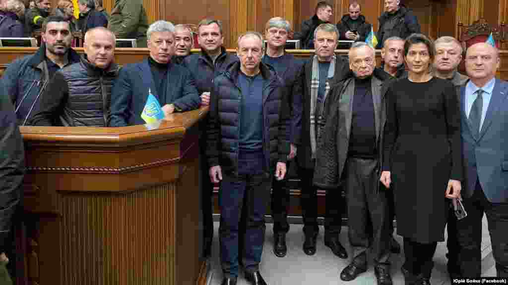 На фото – третина фракції «Опозиційна платформа – За життя» Під час закритого засідання фракція ОПЗЖ передала спікеру Руслану Стефанчуку своє звернення про виключення з її лав Іллі Киви. Раніше у ОПЗЖ пояснювали своє рішення тим, що Кива – «провокатор, який заважає мирному процесу, що має відбутися в Україні». Ківа наразі перебуває в Росії і вважає рішення про своє виключення із фракції «заангажованим».