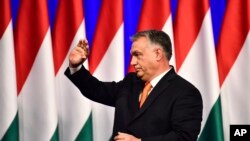 Intervjui s nekim od 2.000 stanovnika sela Taplansentkeres pokazuju da vladajuća stranka Fides premijera Viktora Orbana ne bi trebala uzimati njihovu podršku zdravo za gotovo.