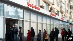 Red u Alfa banci u Moskvi, 27. februar 2022.