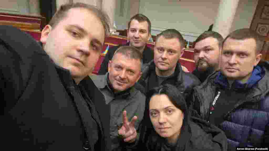 На фото – депутати, що представляють Сумщину: члени фракці «Слуга народу» та член депутатської групи «Партія «За майбутнє» Ігор Молоток. «Ми не боїмося! Перемога буде за нами», – написав «Слуга народу» із Сум Антон Швачко. 