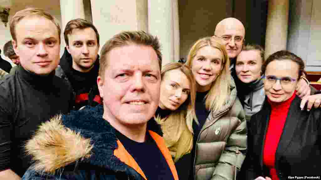 На фото – члени фракції «Голос». У кожного – свій обов'язок. І, бачить Бог, кожен зараз виконує його по максимуму. Наш обов'язок – щоб країна, армія, уряд мали все необхідне. Щоб ворог знав: ми його не боїмося. Щоб колаборанти і мародери могли отримати по заслугам. Щоб російська власність в нашій країні тепер пішла на потреби армії», – наголосили у фракції «Голос»