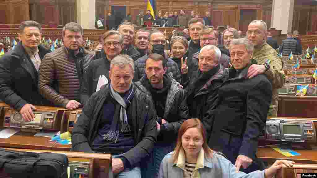 На фото – члени фракції «Батьківщина» українського парламенту. За словами депутатів, з міркувань безпеки точні дата та час засідання тримались у секреті. «Чесно, ми самі не думали, що буде стільки депутатів. Мріяли про 245-250, Приїхали майже всі, хто міг... Усі працюють, усі тримають оборону, де можуть», – написала членкиня фракції «Батьківщина» Альона Шкрум. 