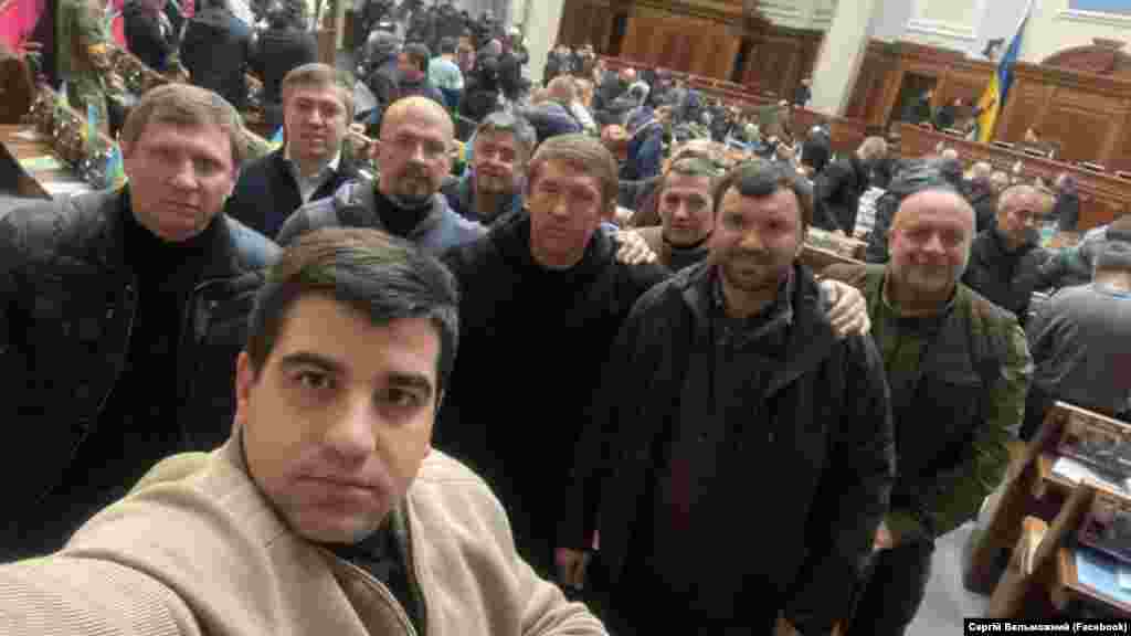 На фото – представники депутатської групи Довіра». «Серед документів, які були ухвалені парламентарями під час закритого засідання, зокрема, законопроєкти про відповідальність за колабораційну діяльність; про націоналізацію російських активів в Україні; про посилення покарання за мародерство, виправдання дій агресора і антиукраїнську пропаганду.